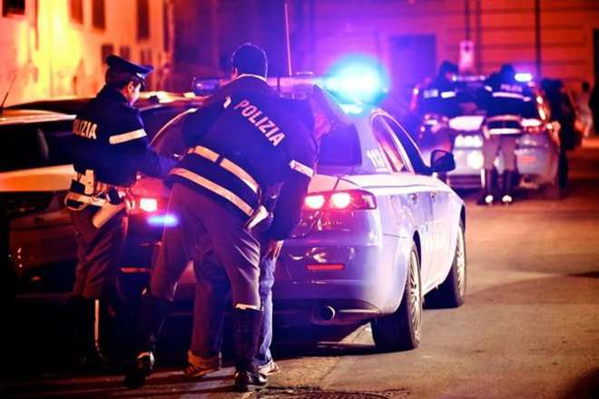 Movida pericolosa: in auto con musica a tutto volume e alcool. Due giovani arrestati