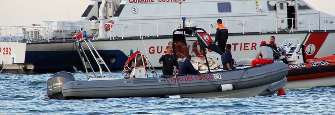 Si tuffa insieme agli amici e non riemerge: ventenne disperso in mare