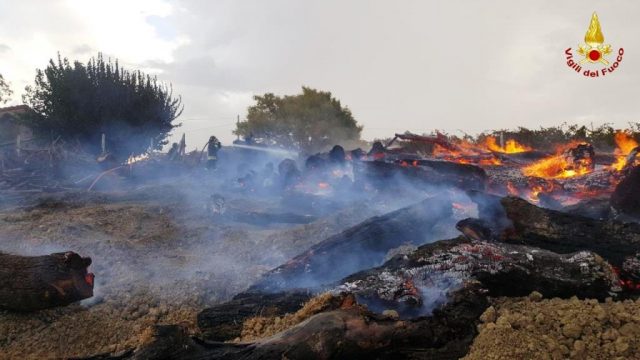 Va a fuoco 200 quintali di legna: scongiurata la distruzione di una casa colonica