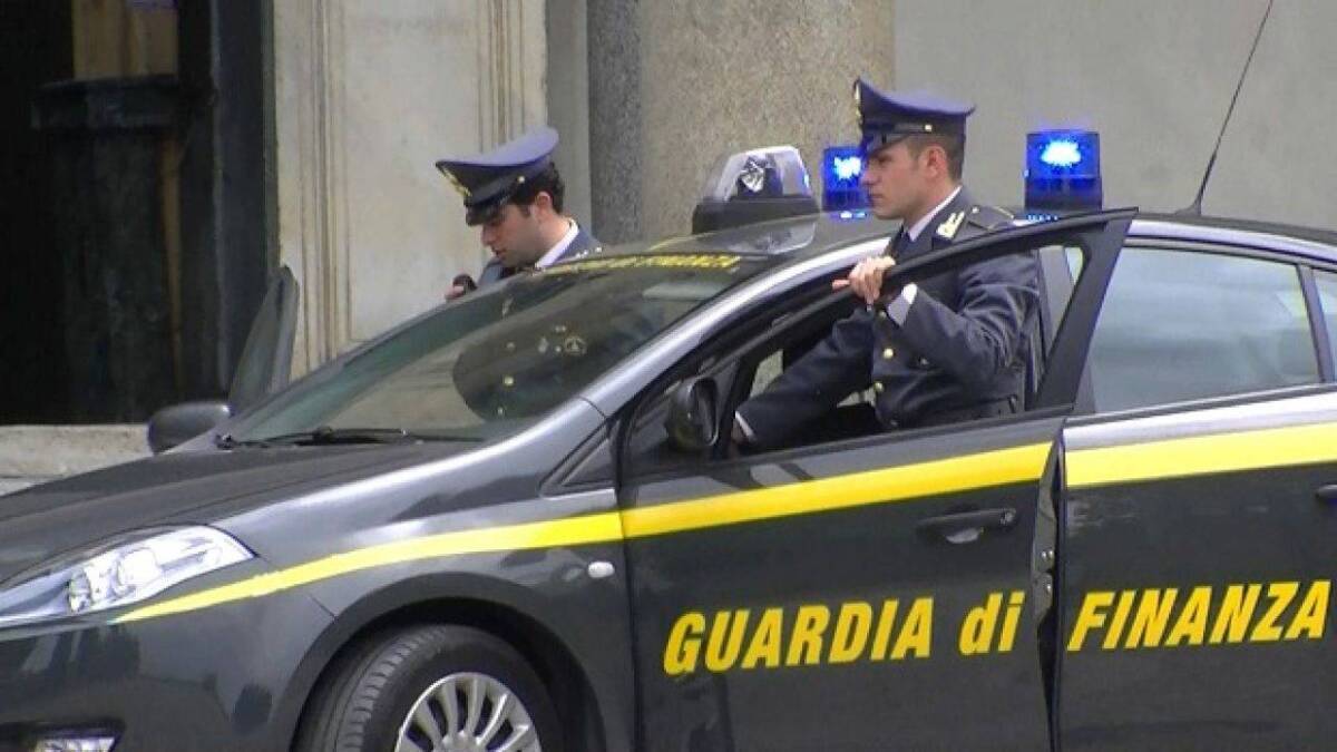 Roseto. Scoperta truffa online di mobili antichi: sequestrati un laboratorio e oggetti “taroccati” per 90mila euro