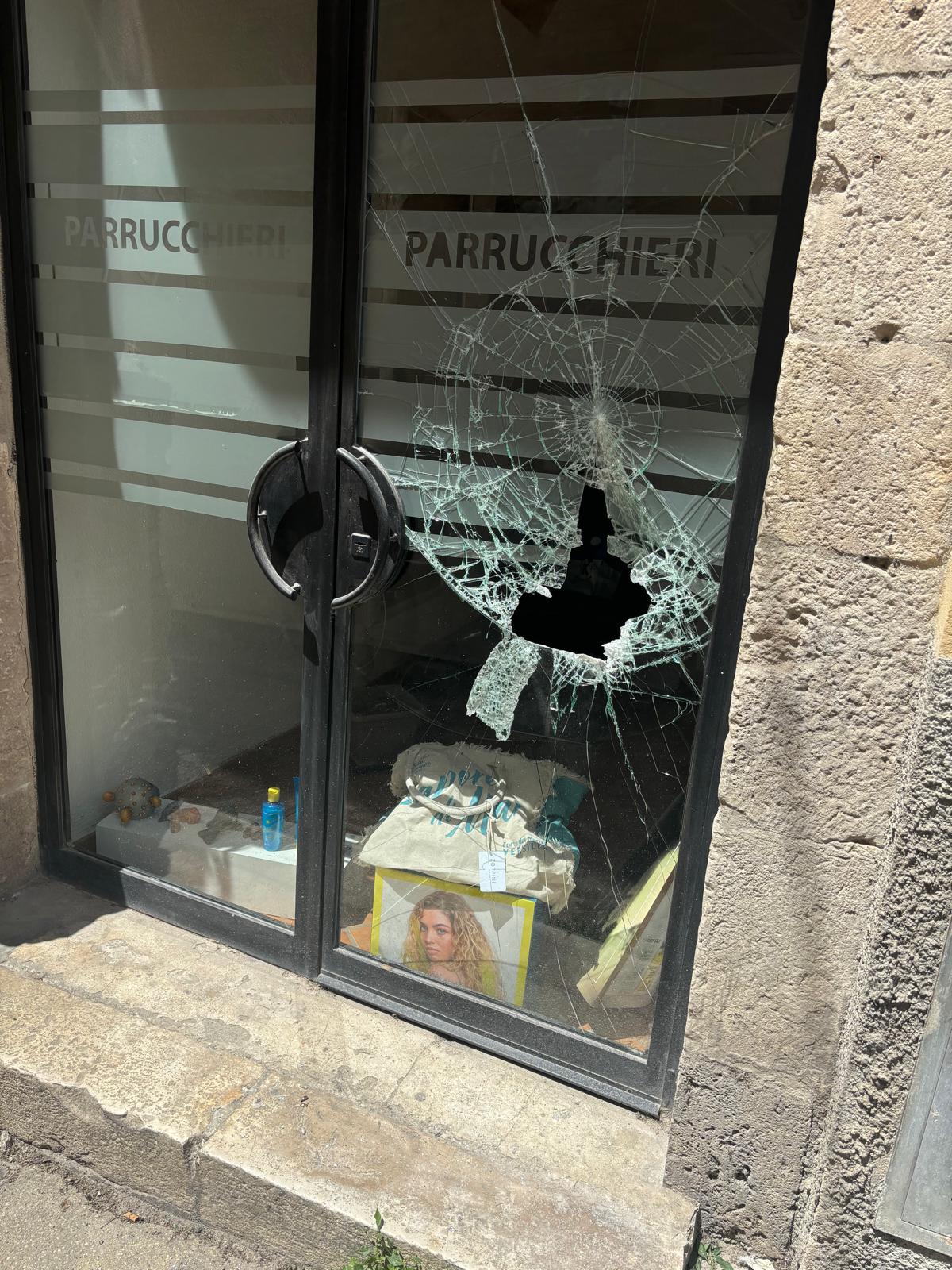 Teramo. Sfiorata la tragedia nel Vicolo di Piazza Verdi: cade una pietra e si infrange su una vetrina. Interrogazione di Carlo Antonetti