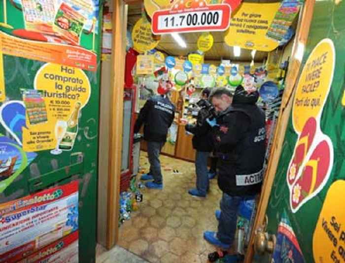 napoli-rapina-tabaccheria04