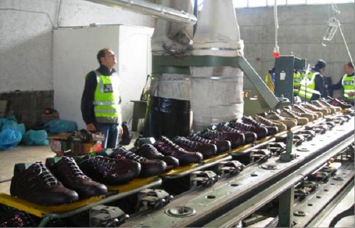 polizia_che_irrompe_in_fabbrica_clandestina