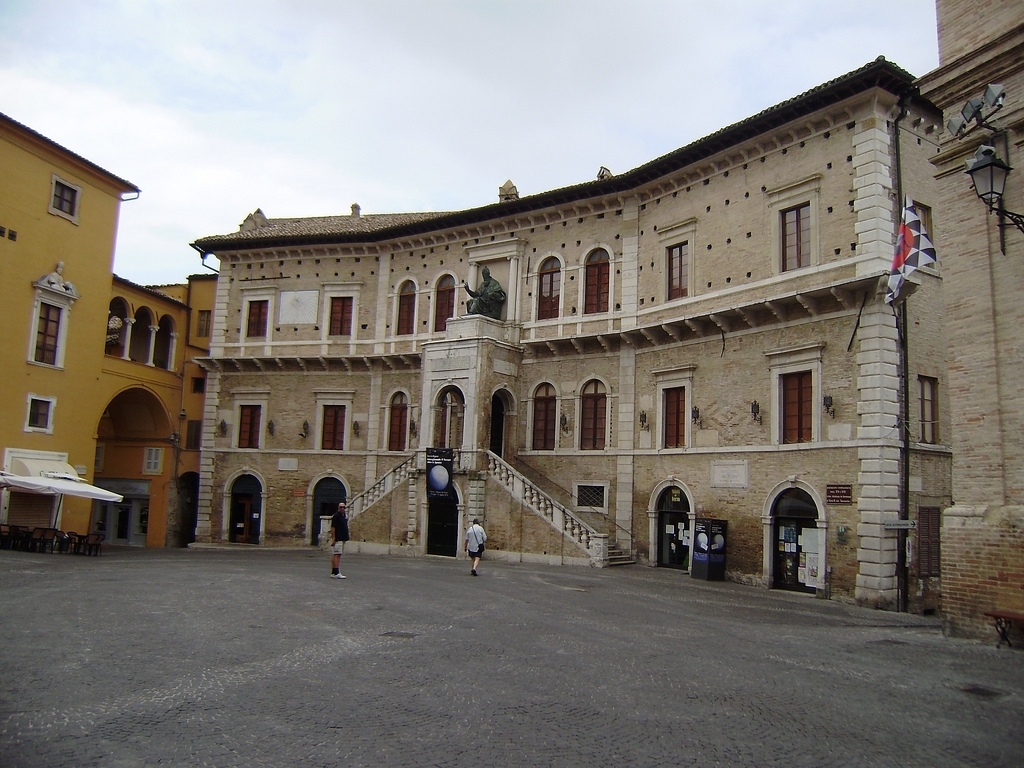 Fermo_Palazzo_dei_Priori